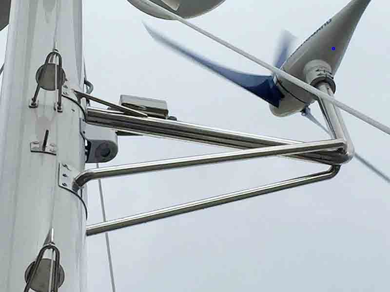 Halterung für Windgenerator an einer Yacht